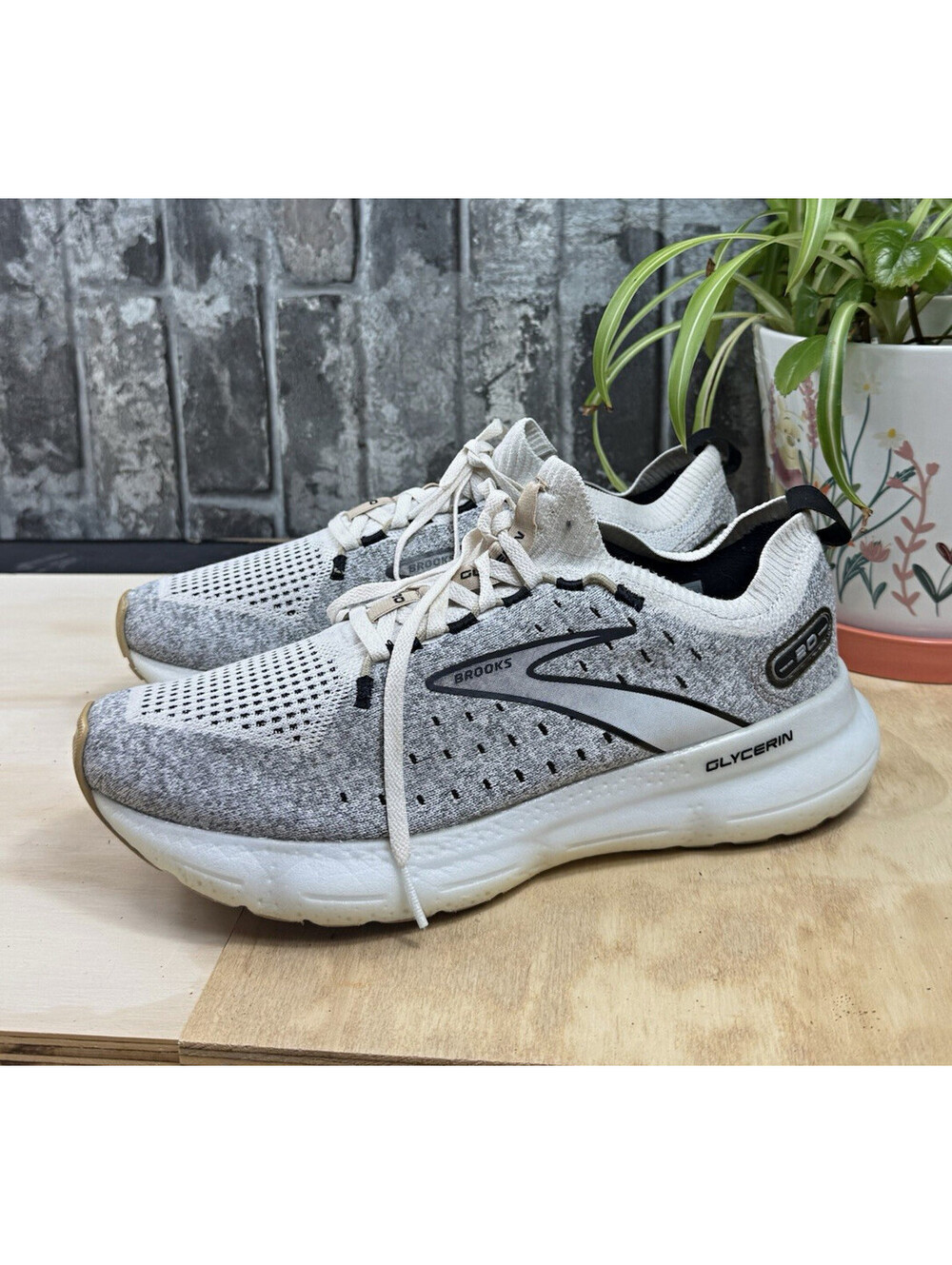 Brooks Glycerin StealthFit 20 women Gray/White Lace-Up Sneaker